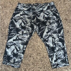 Abstract Patterned Capri Leggings